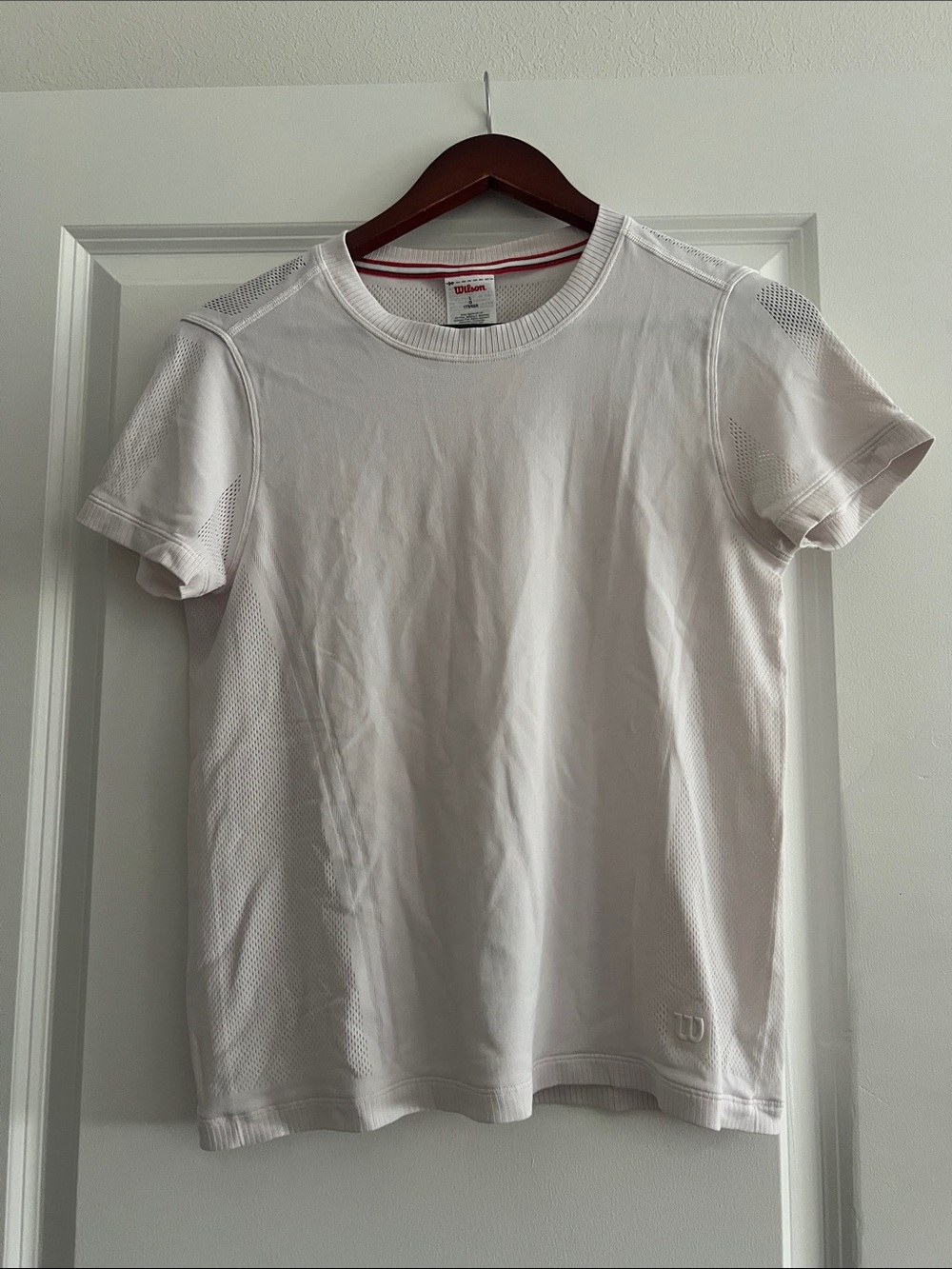 Wilson White Mesh Panel Athletic Tee - Tennis/Golf - Size L
